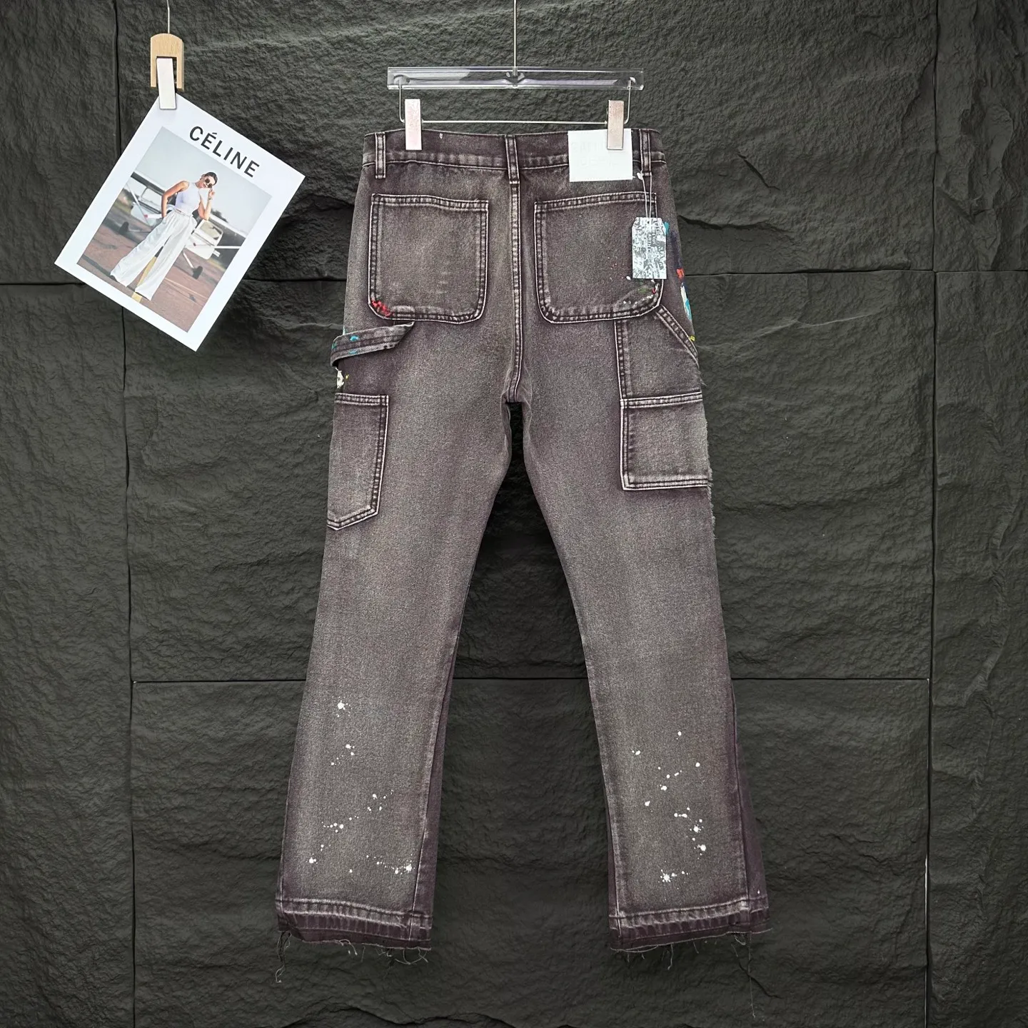 P250 GALLERY DEPT. & Croixin co-branded 2025 new splash-ink hand-painted splicing multi-pocket couple style loose washed micro-flared jeans 🔥High version🔥High version🔥 Top ceiling quality Styles with different washed textures are very friendly to people with thin legs and thick legs. The micro-flared version is very flattering. Moderate length that never goes out of style, easy to match with casually, basic styling for various styles, a must-have in the wardrobe! The fabric is stiff but also makes the upper body soft without losing texture. The washing process is even more perfect. It is a must-have item for everyone! ! ! Washed wheat, hang tag, pants label, three complete labels, color: brown, size: 28, 30, 32, 34, 36 (five sizes)